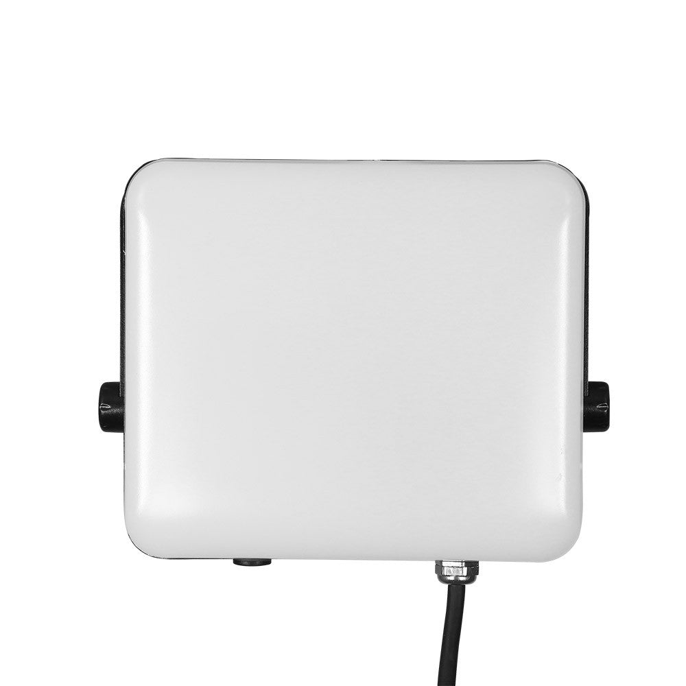 Proyector Destello fabricado en aluminio color blanco y negro, ideal para exteriores.
