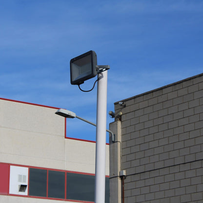 Iluminación LED potente ideal para jardines y terrazas