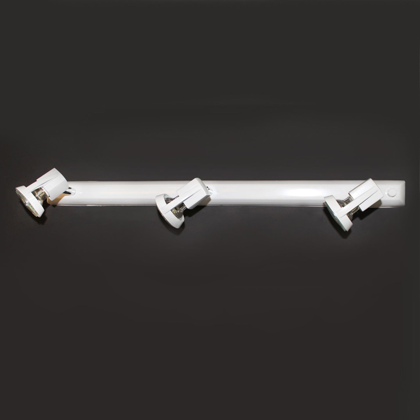 Regleta Arco fabricada en acero y zamak color blanco mate para iluminación interior