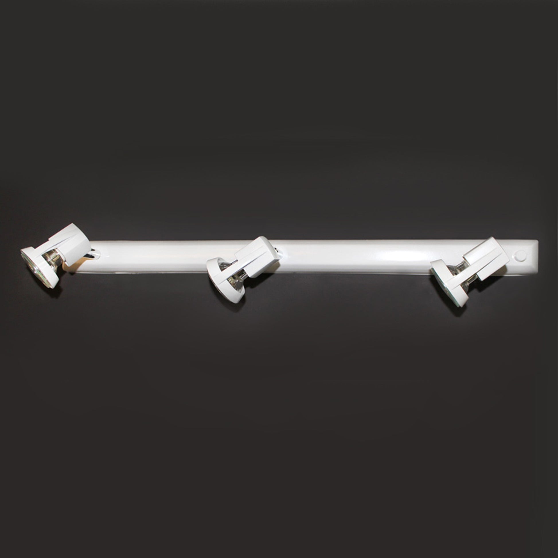 Regleta Arco fabricada en acero y zamak color blanco mate para iluminación interior