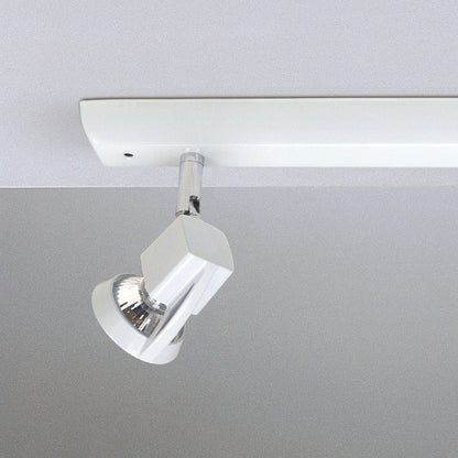 Regleta fabricada en acero y zamak color blanco para iluminación interior