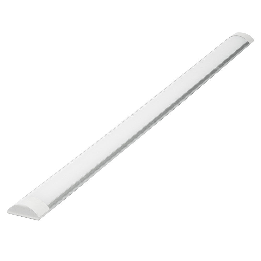 Regleta Sergin fabricada en aluminio color blanco, ideal para espacios de trabajo