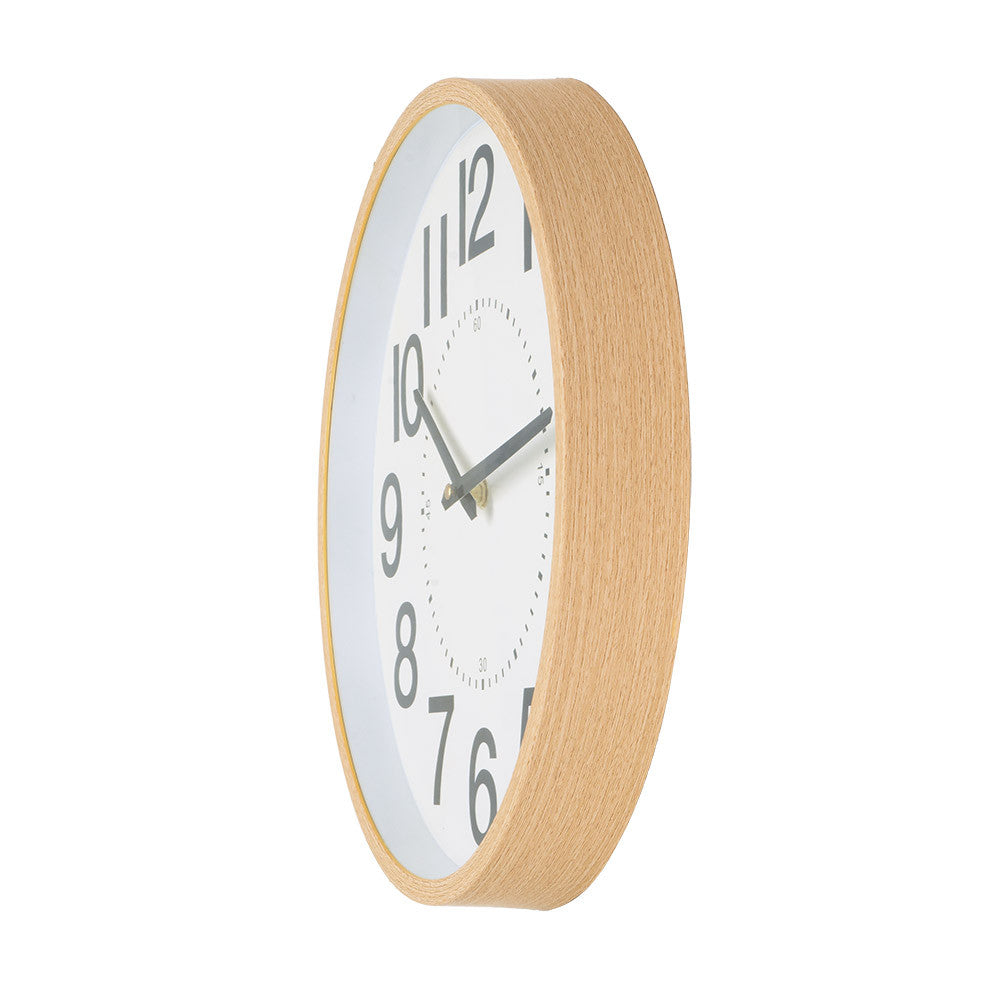 Reloj Pipo fabricado en cristal y policarbonato color beis, ideal para salón