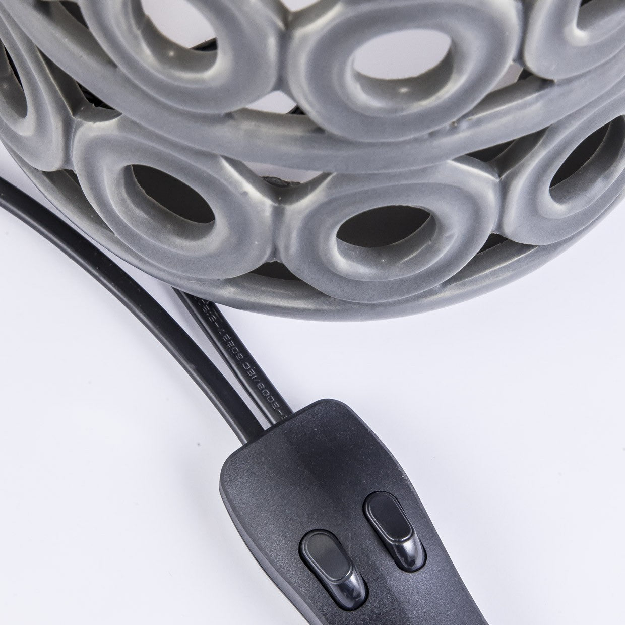 Rinconera Monaco Gris AJP/Alemar (Ref. 60068): Dimensiones de la elegante lámpara de cerámica y tela, 2x60W E-27.  Iluminación perfecta para tu hogar. LuzGuru.
