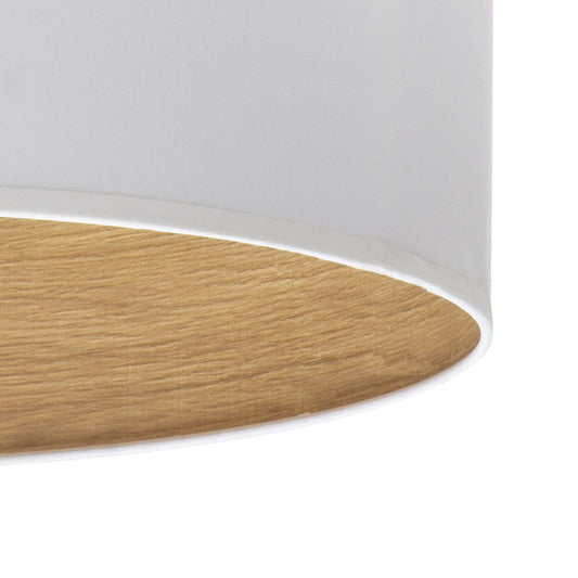 Lámpara de sobremesa Tania fabricada en metal blanco con pantalla textil de color blanco y madera clara