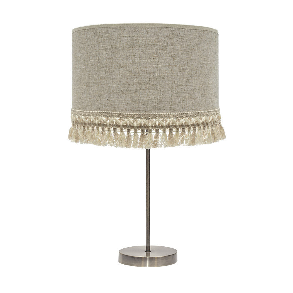 Lámpara Sobremesa Alto Vera de Fabrilamp en color cuero beige, con pantalla de lino rayado y pasamanería de flecos.