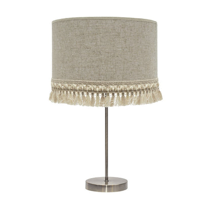 Lámpara Sobremesa Alto Vera de Fabrilamp en color cuero beige, con pantalla de lino rayado y pasamanería de flecos.