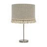 Lámpara Sobremesa Alto Vera de Fabrilamp en color cuero beige, con pantalla de lino rayado y pasamanería de flecos.