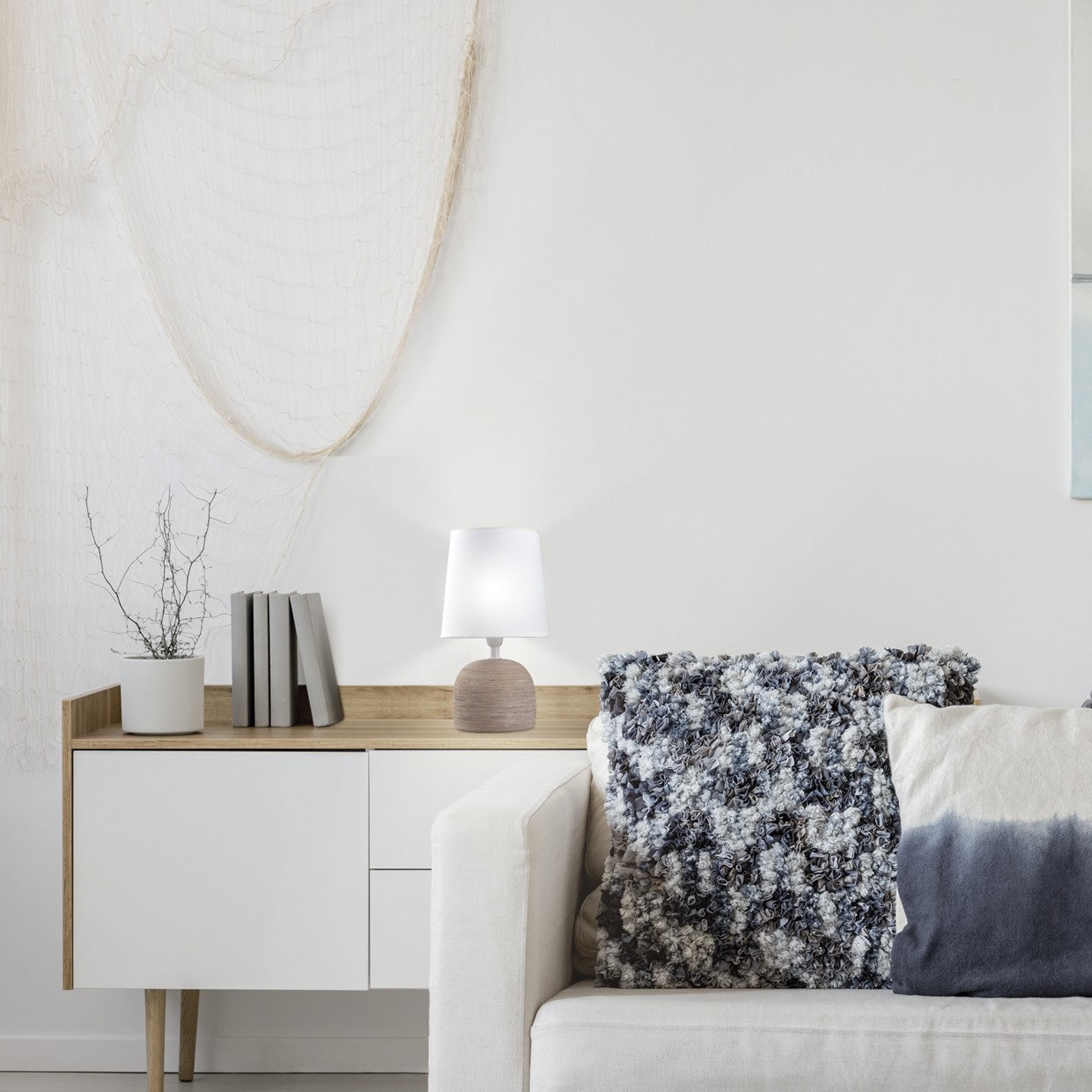 Sobremesa Baxter Marrón AJP/Alemar (Ref. 11378) - Medidas: [Insertar medidas aquí].  Elegante diseño en cerámica y tela. LuzGuru.
