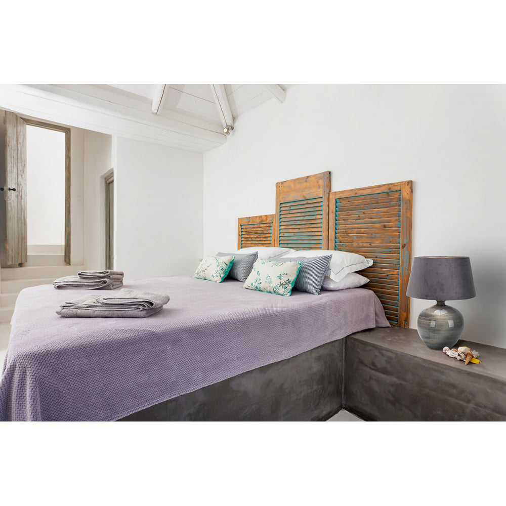 Elegante lámpara de noche gris, ideal para dormitorio