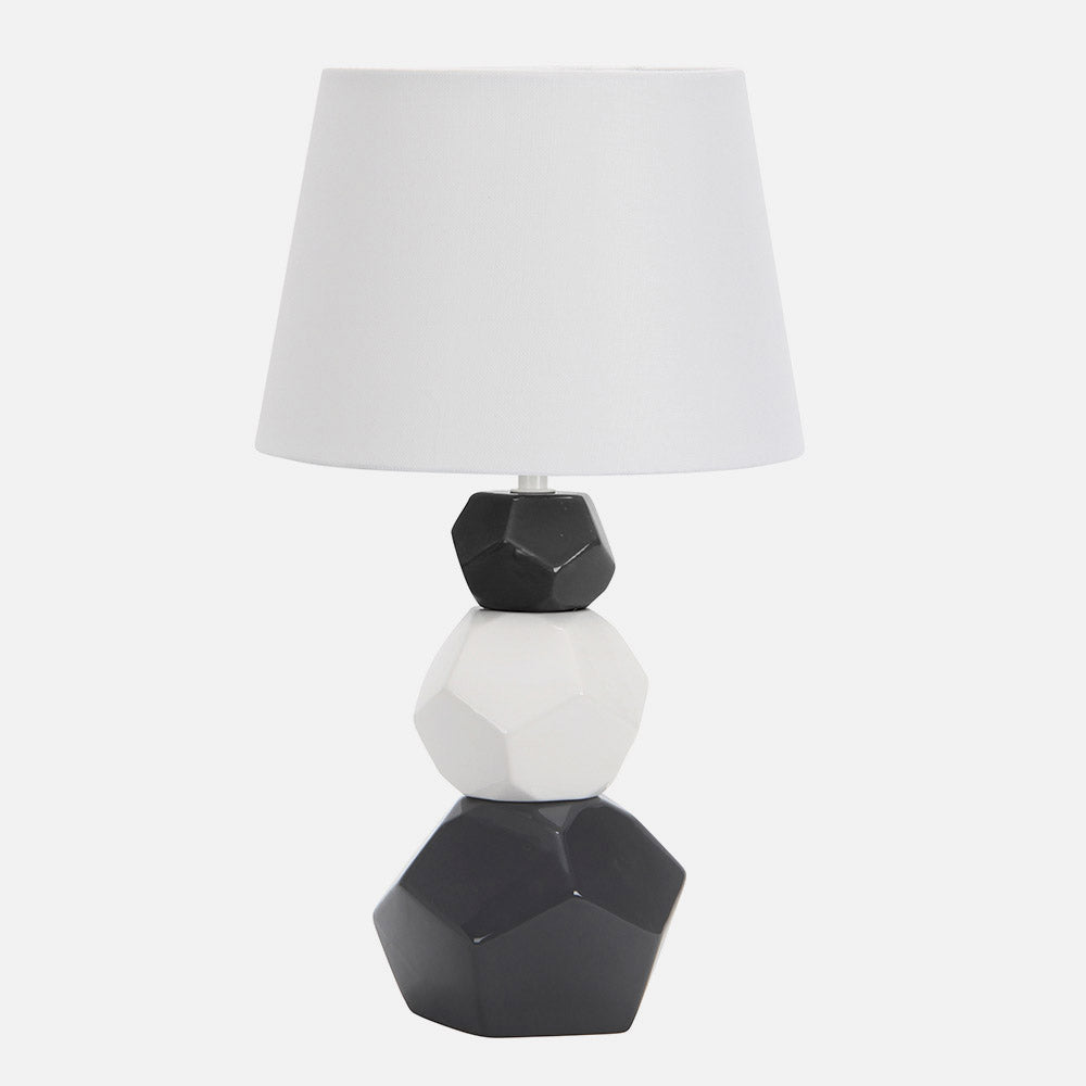 Sobremesa Foz fabricada en cerámica color blanco y negro con pantalla textil blanca