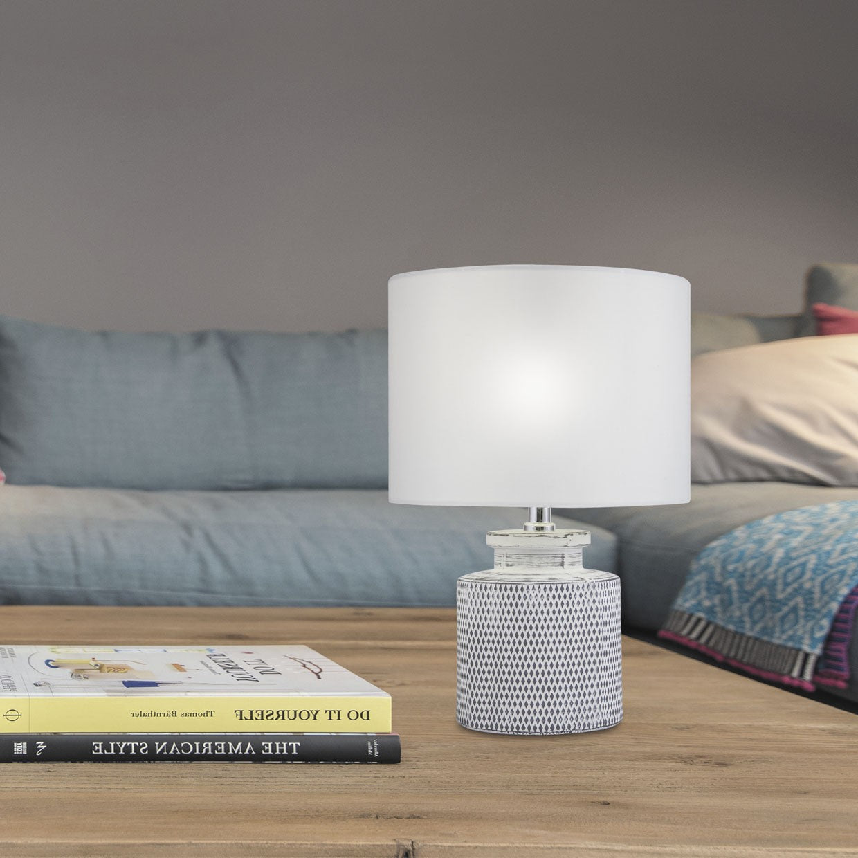 Sobremesa Hilton AJP/Alemar (Ref. 3269PT-1PCR): Medidas detalladas. Elegante diseño blanco/gris para salón o dormitorio. Envío rápido desde LuzGuru.
