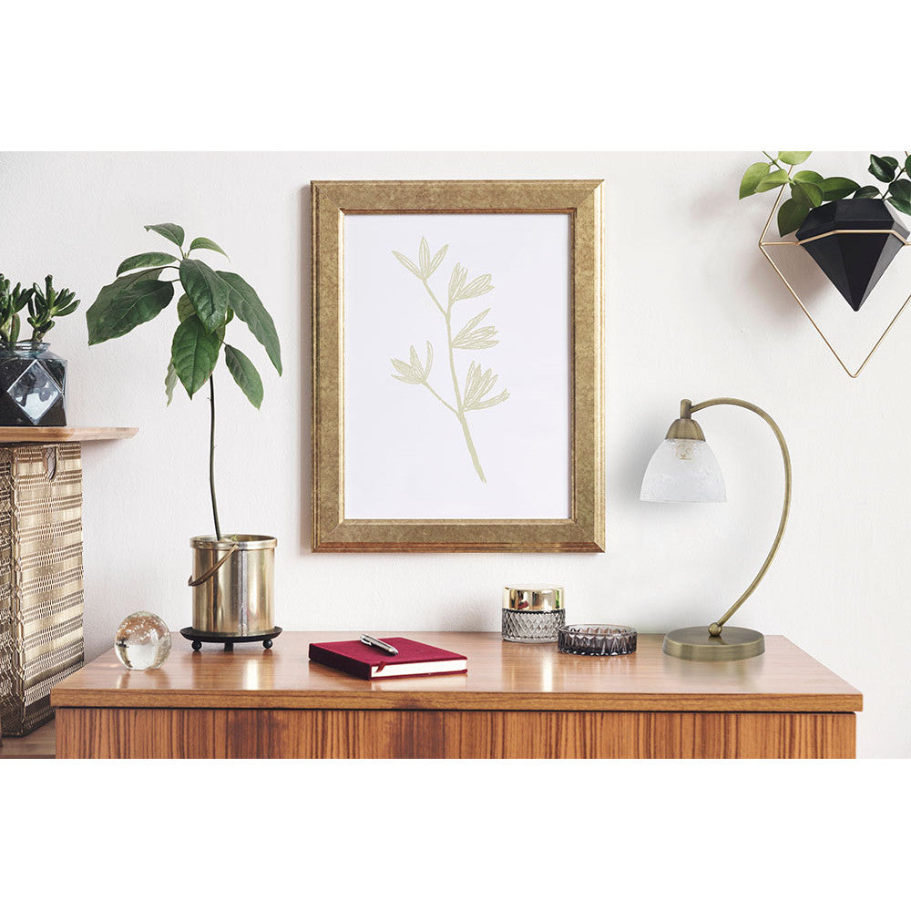 Sobremesa Jaipur fabricada en metal color cuero con tulipa de cristal ácido