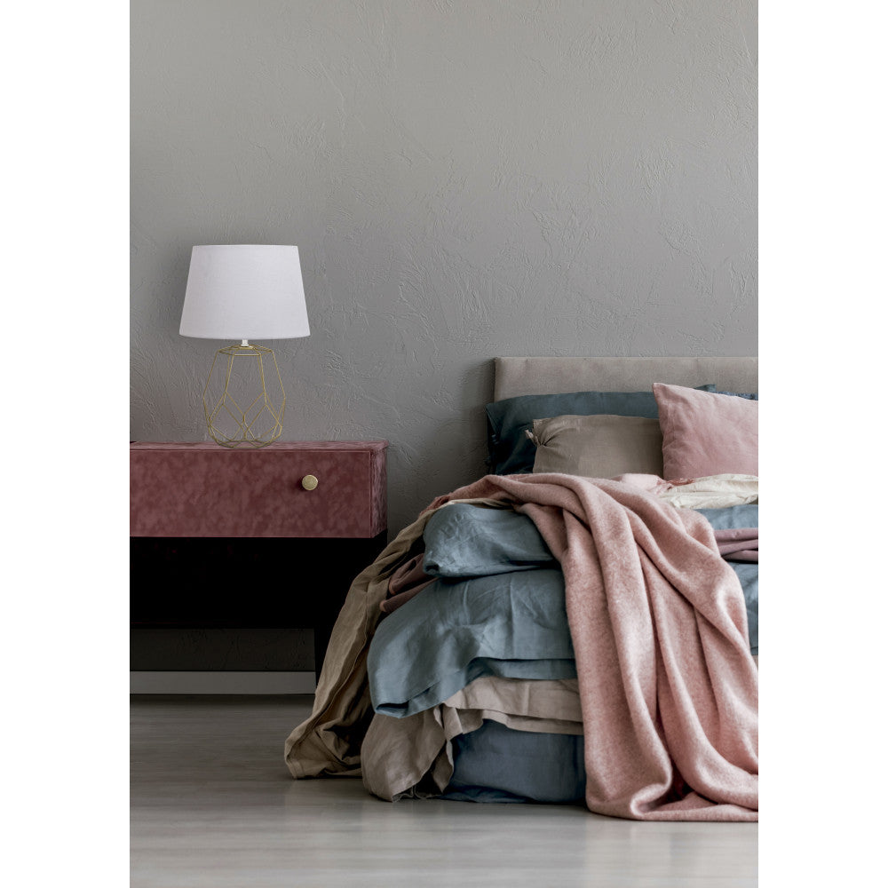 Lámpara Labeo fabricada en metal color oro mate con pantalla textil blanca