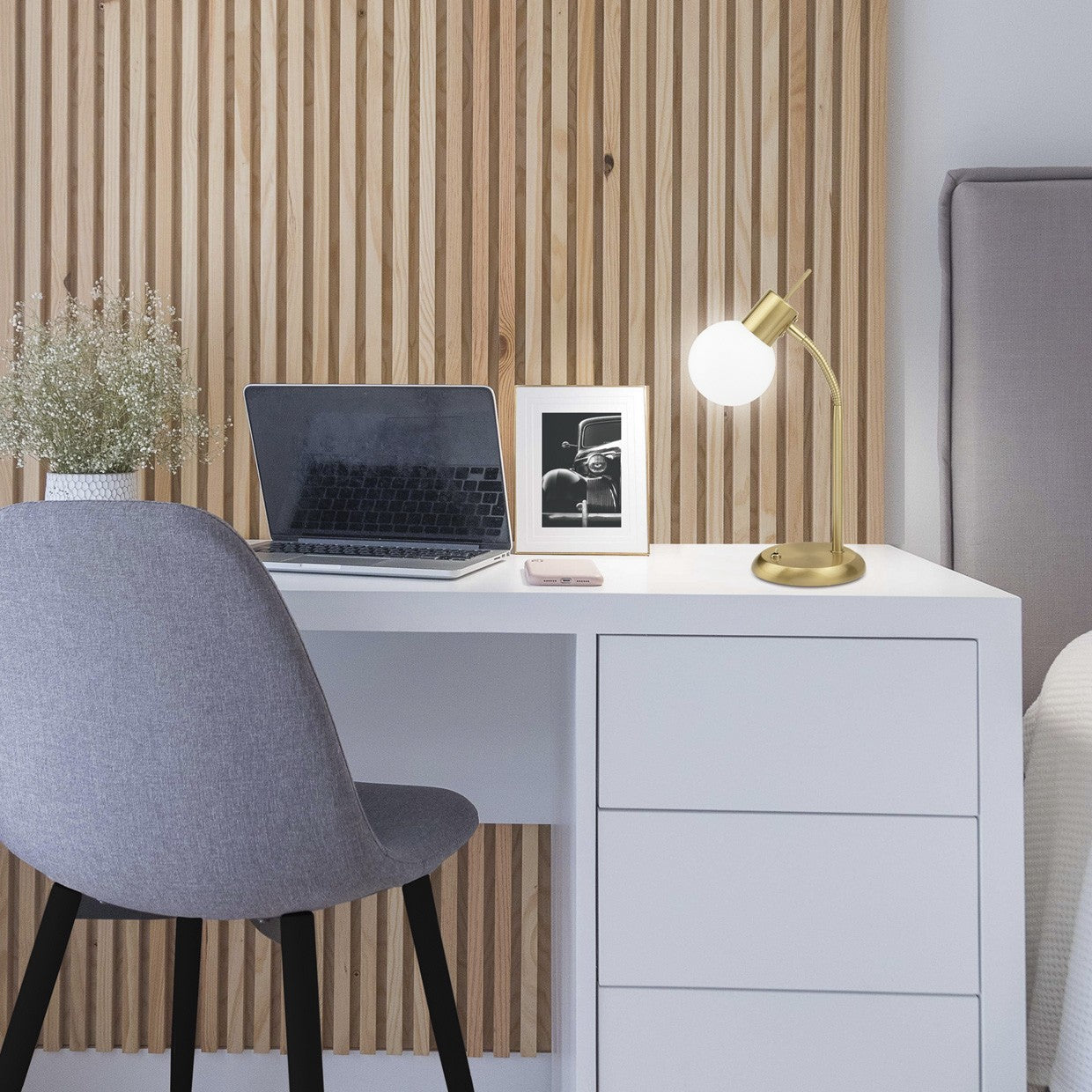 Sobremesa MIGOS Latón AJP/Alemar Ref. 11584 - Medidas: [inserta aquí las medidas exactas de la imagen].  Diseño elegante en metal y cristal. LuzGuru.
