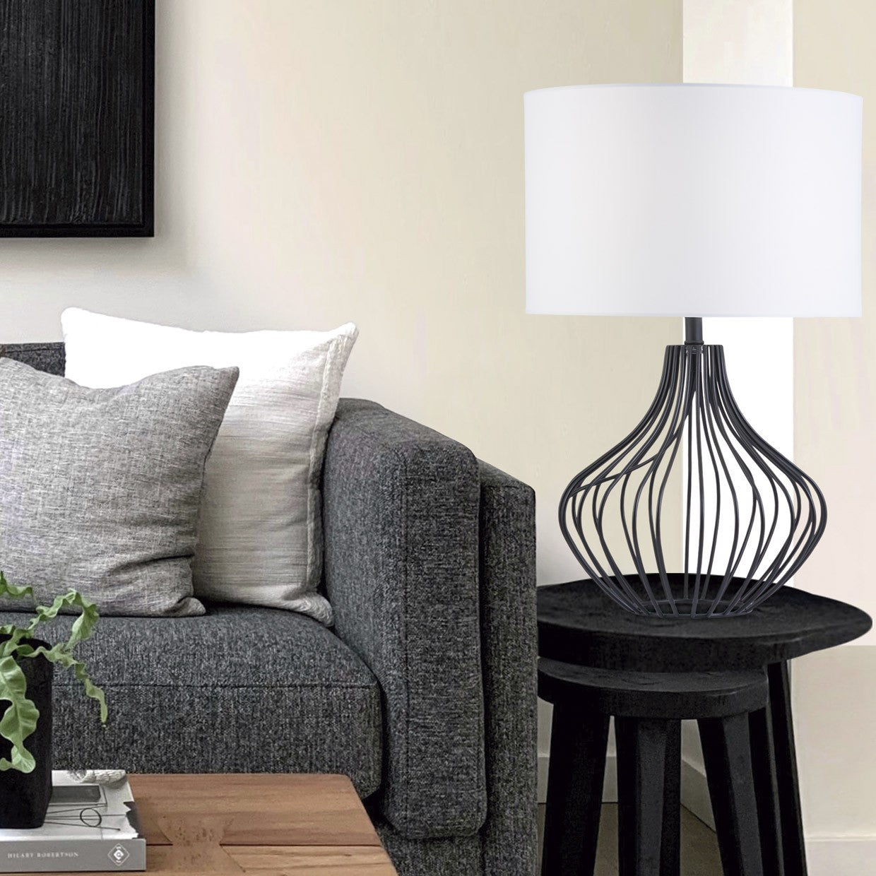 Sobremesa Prato Negra AJP Alemar (Ref. 10870): Descubre su elegante diseño en metal negro y pantalla textil.  Ilumina tu espacio con estilo. LuzGuru.
