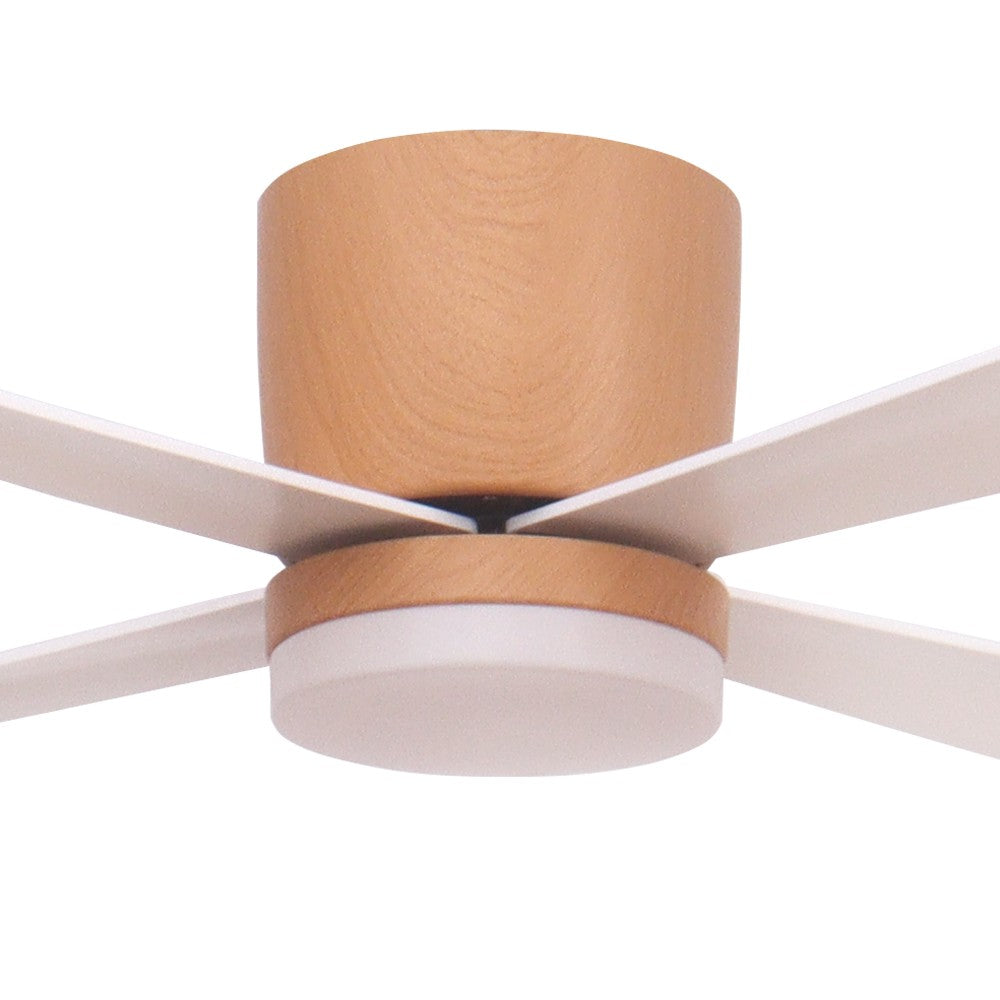 Ventilador Surat fabricado en ABS color madera clara con aspas de contrachapado