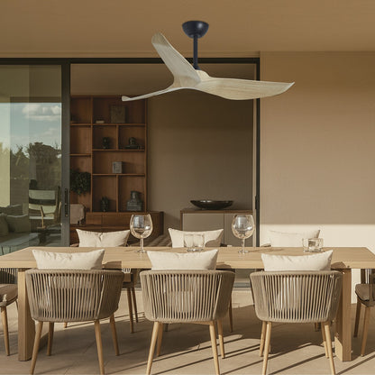 Detalle del ventilador Garden con palas en madera clara y cuerpo negro, ideal para terrazas