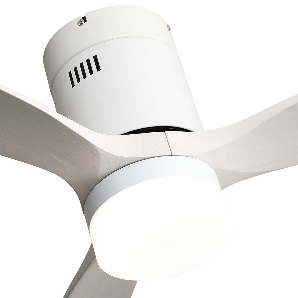 Ventilador Aguilon fabricado en metal y madera color blanco, ideal para salón