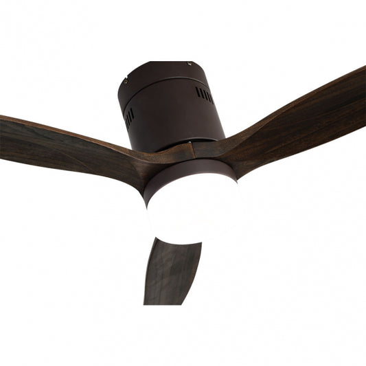 Ventilador de Techo con Luz LED Aguilón 132 cm Marrón y Aspas Roble Fabrilamp instalada en ambiente decorativo de salón o dormitorio | Fabrilamp / Abrila