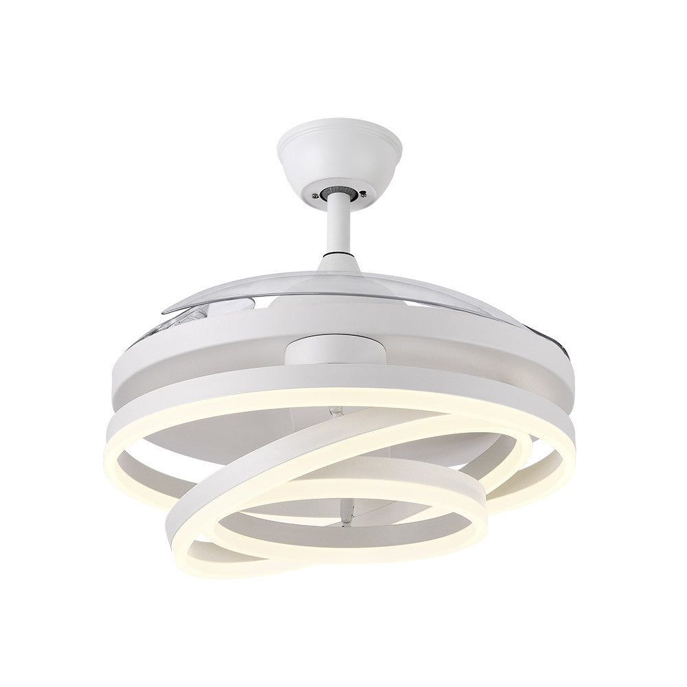 Ventilador de techo moderno con aspas plegadas, ideal para habitaciones con techos bajos y espacios reducidos