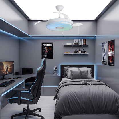Ventilador Auron blanco con palas abiertas mostrando su diámetro de 107 cm y luz encendida