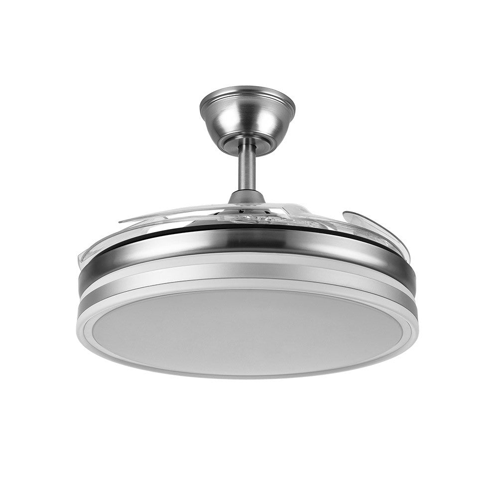 Ventilador Bayomo fabricado en metal color níquel con aspas de ABS transparente