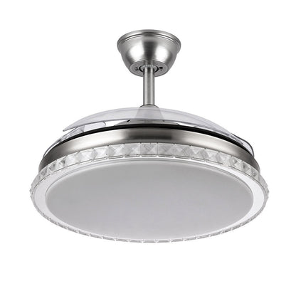 Ventilador Biliku fabricado en metal color níquel con aspas ABS