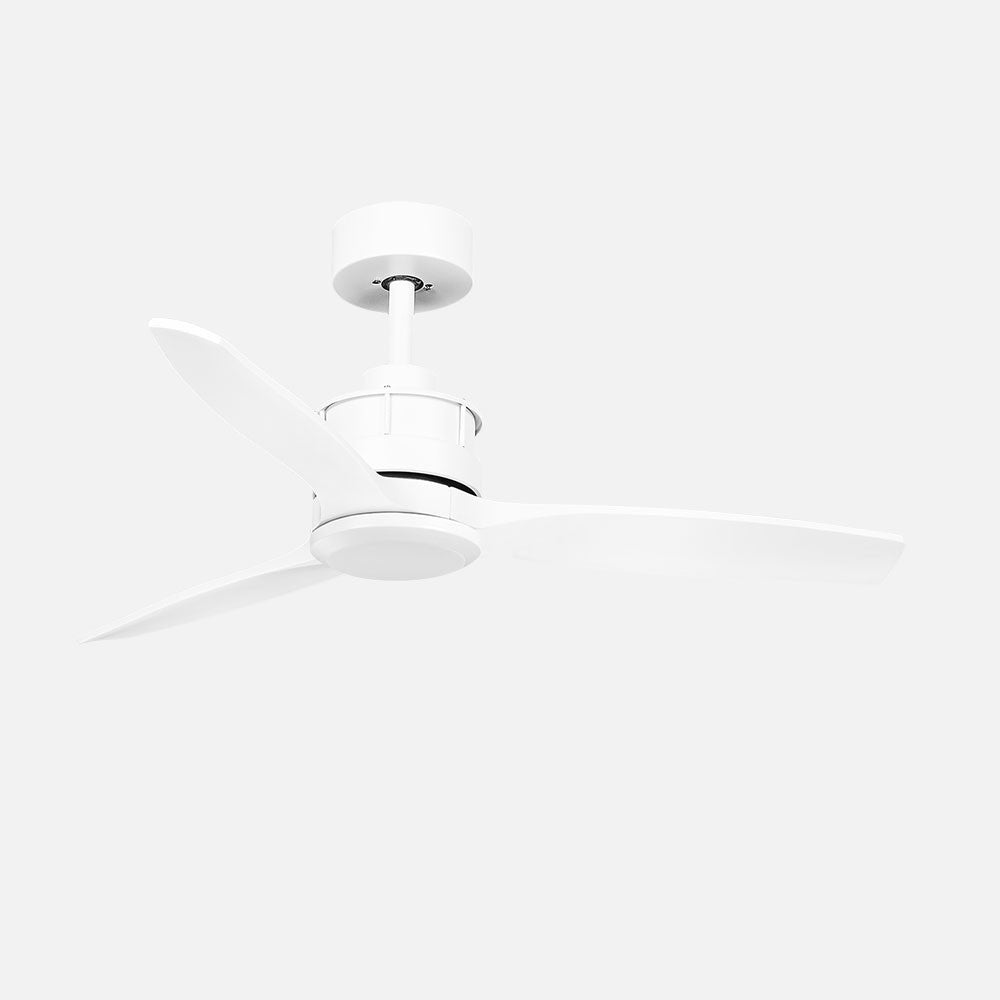 Ventilador Barrax fabricado en metal color blanco con aspas de madera
