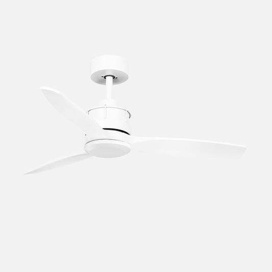Ventilador Barrax fabricado en metal color blanco con aspas de madera