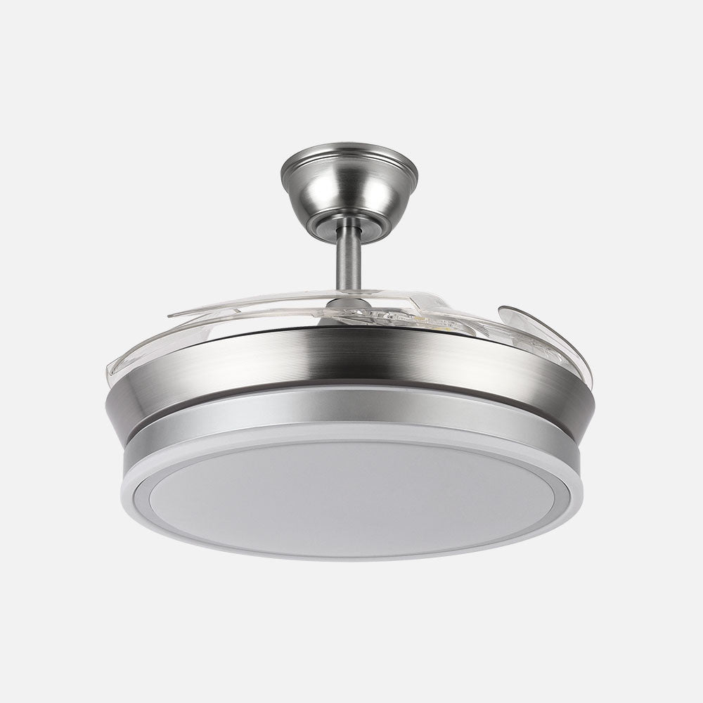 Ventilador Bayomo fabricado en metal color níquel con aspas de ABS transparente