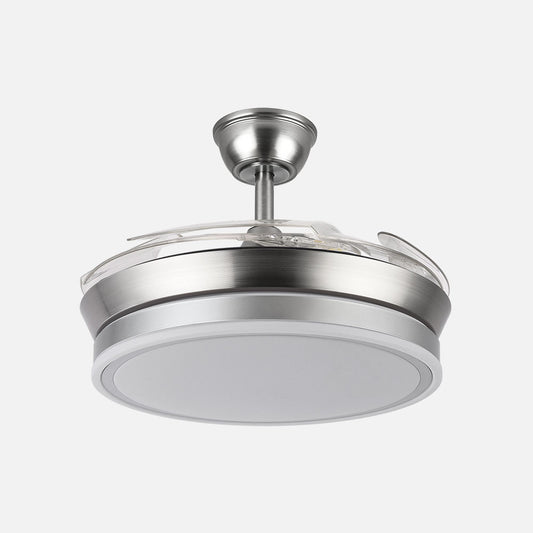 Ventilador Bayomo fabricado en metal color níquel con aspas de ABS transparente