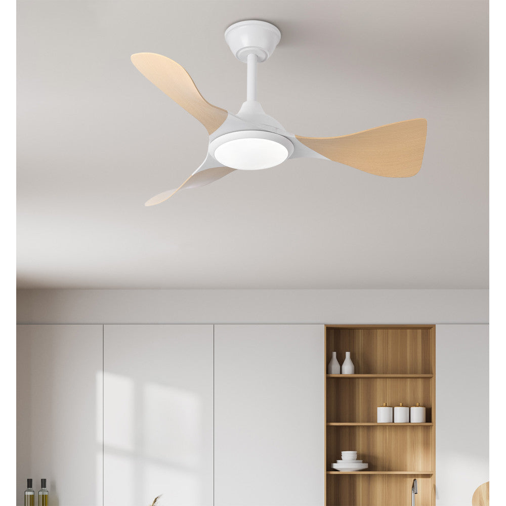 Elegante ventilador de techo blanco y madera ideal para salón