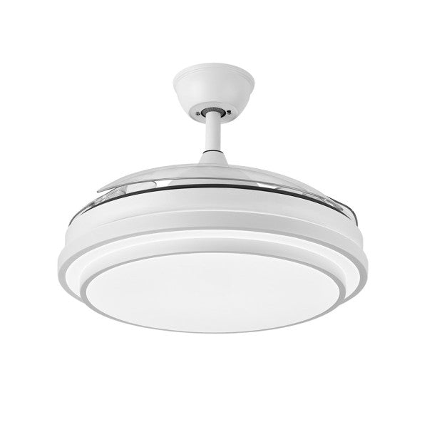 Vista detallada del ventilador de techo IBE mostrando sus aspas retractiles y el mando a distancia.