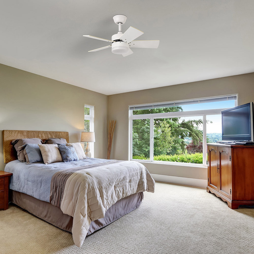 Elegante ventilador blanco con aspas de madera ideal para salón