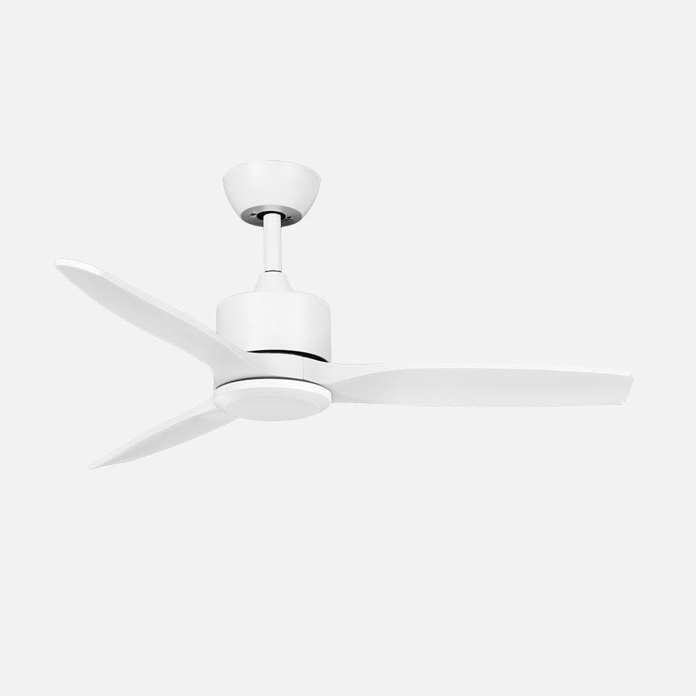 Ventilador Montiel fabricado en metal color blanco con aspas de madera y detalles en policarbonato.