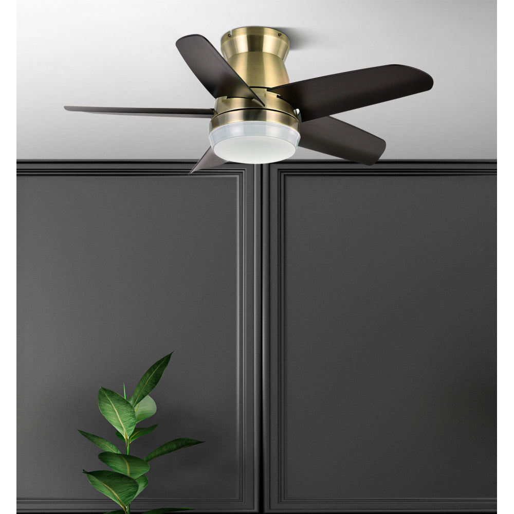 Ventilador de techo NEUTRON fabricado en metal color cuero y aspas negras