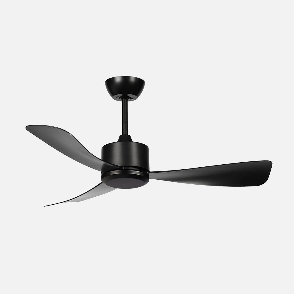 Ventilador YESTE fabricado en metal color negro y aspas ABS