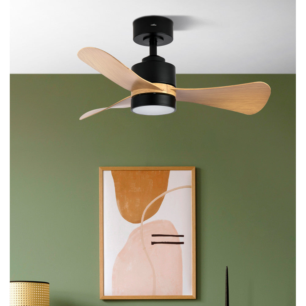 Ventilador de techo Zepelin fabricado en metal negro y aspas ABS madera clara