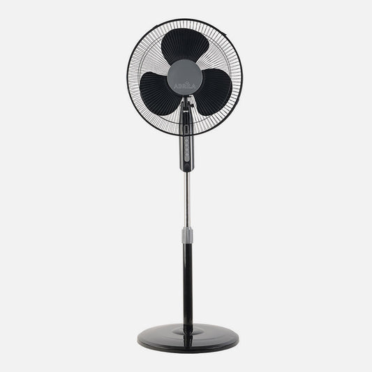 Ventilador Etesio fabricado en metal color negro con aspas blancas