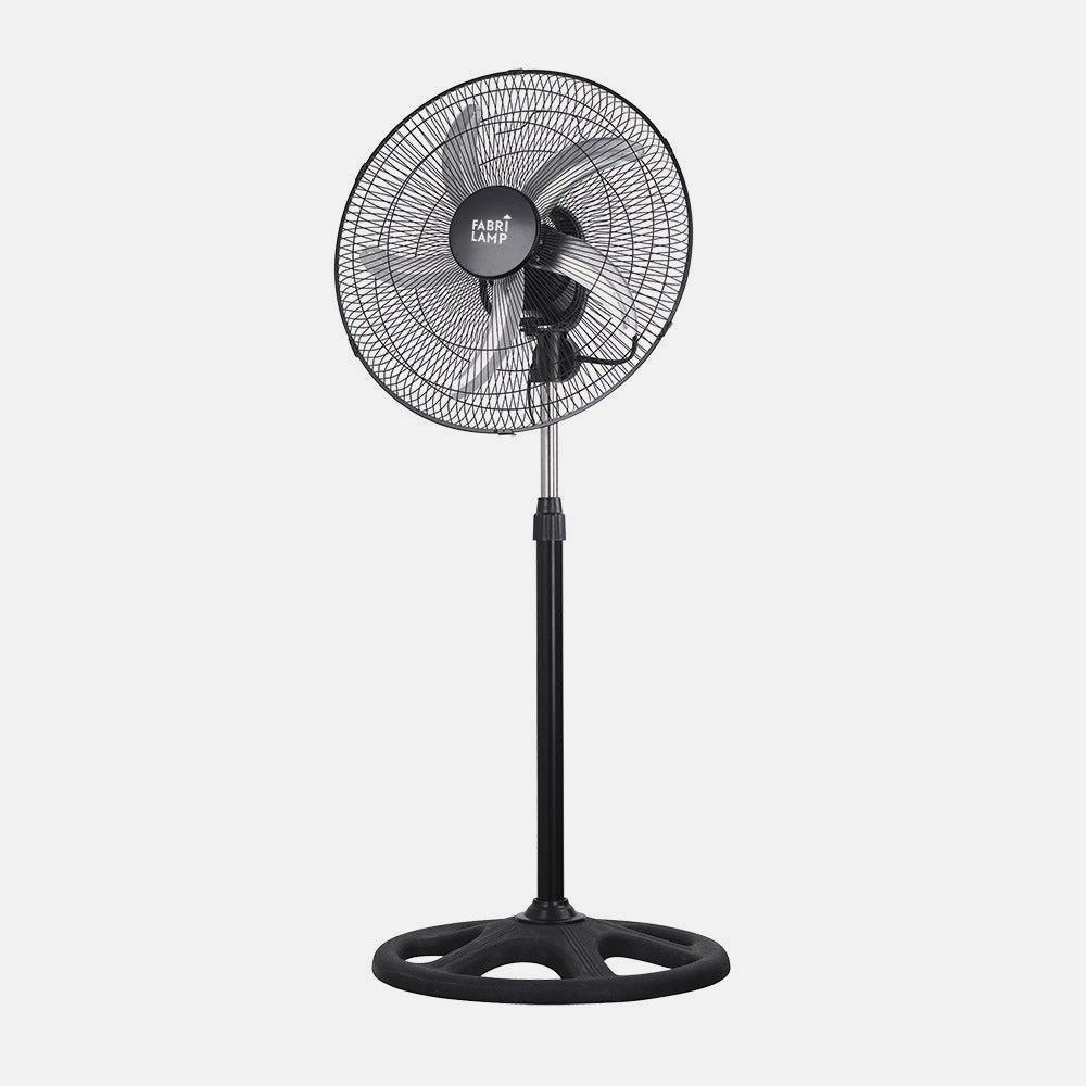 Ventilador industrial Fabrilamp fabricado en metal negro y aluminio color plata, base de policarbonato reforzado
