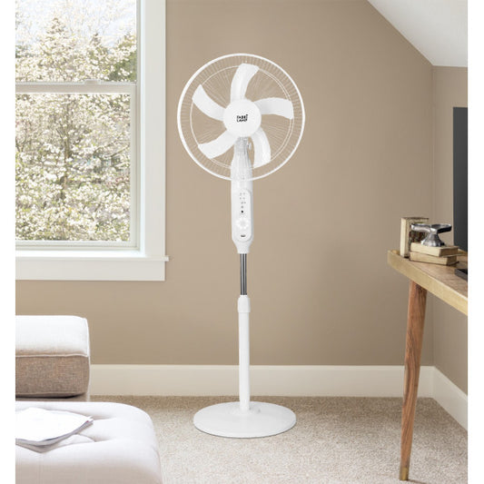 Ventilador de Pie Solar Clima 43 cm Blanco Fabrilamp instalada en ambiente decorativo de salón o dormitorio | Fabrilamp / Abrila