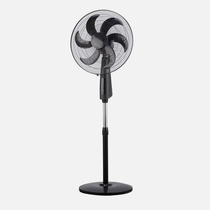 Ventilador de pie Tolon fabricado en aluminio color negro, con aspas de policarbonato