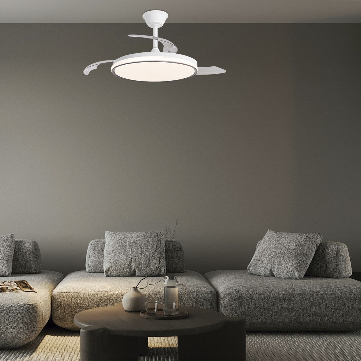 Ventilador de techo retráctil Dublin de AJP / Alemar con palas desplegadas y luz encendida, vista lateral