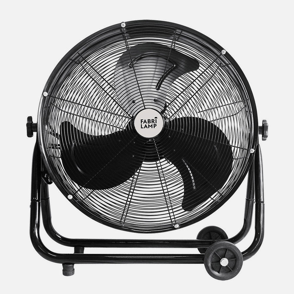Ventilador fabricado en metal negro con aspas de aluminio y ruedas de traslado