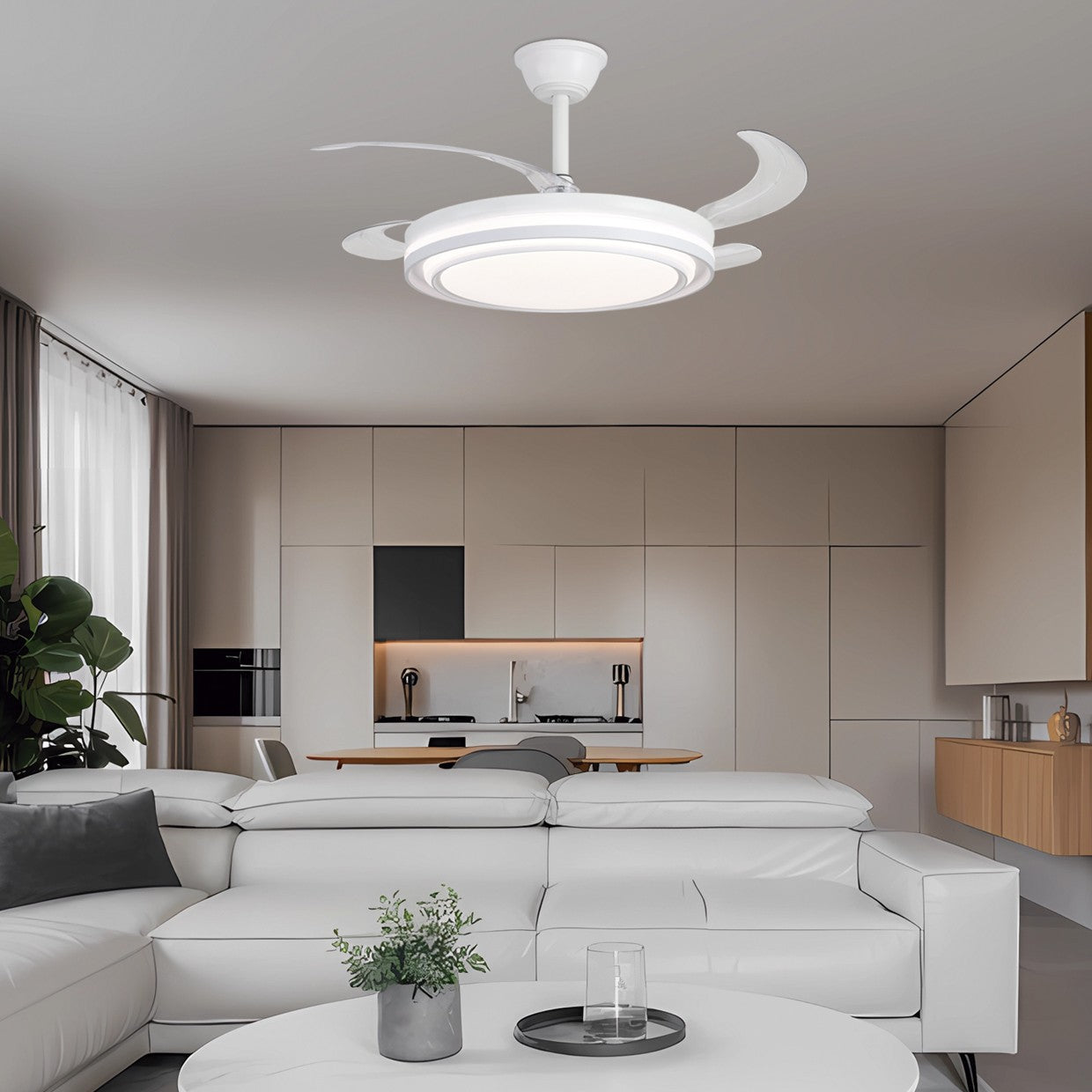 Ventilador Korfu blanco instalado en un techo, con la luz LED encendida en tono cálido