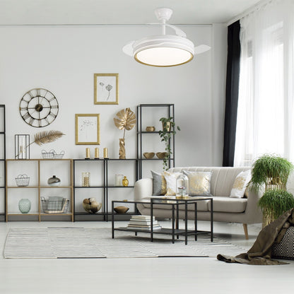 Ventilador de techo Lima Blanco-Oro con palas desplegadas y luz LED encendida