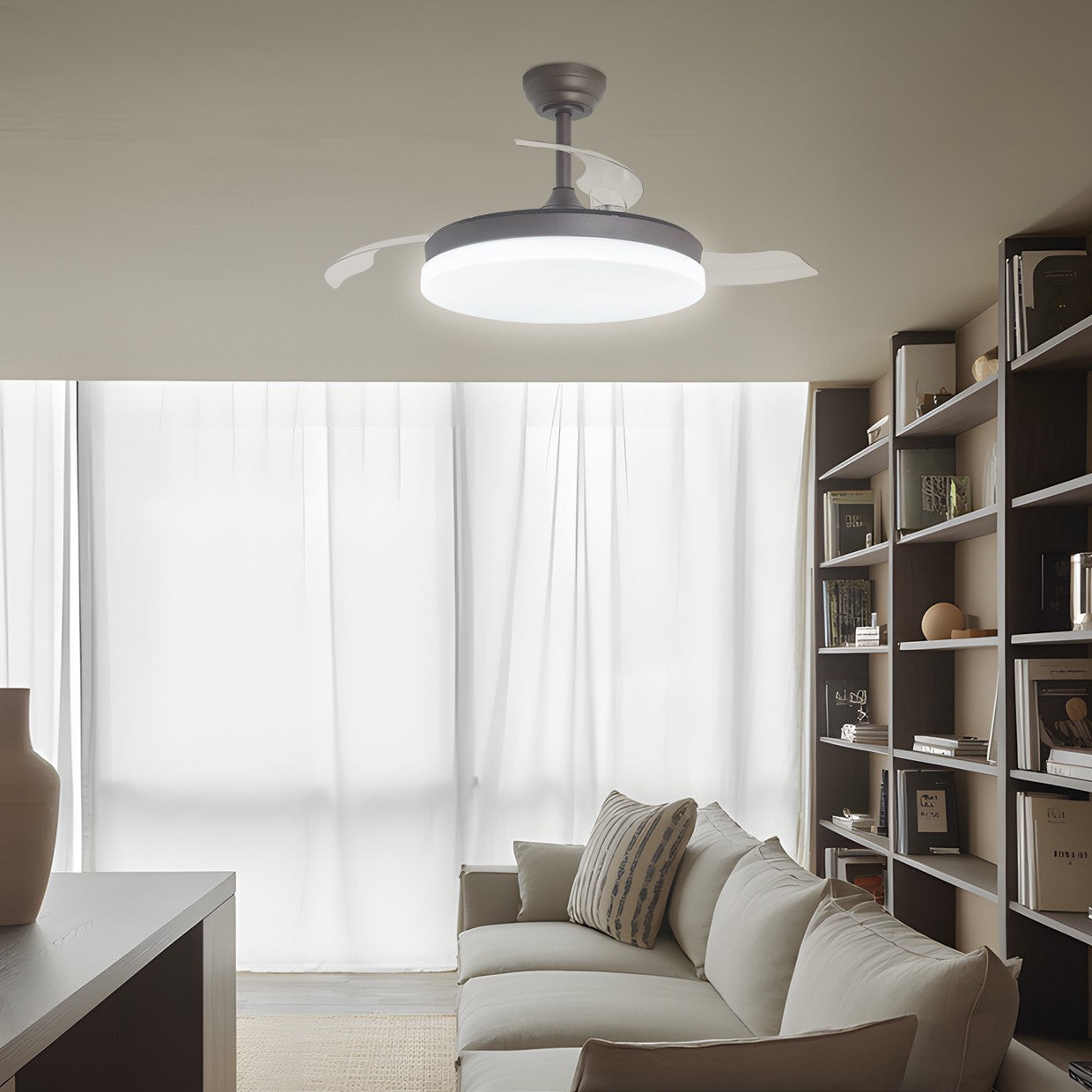 Ventilador Malta Café con luz LED encendida y palas desplegadas