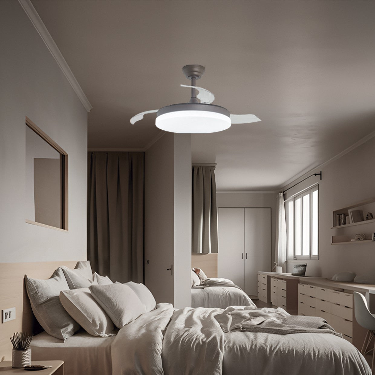 Ventilador de techo Mini Malta Café AJP / Alemar con palas desplegadas en un salón moderno