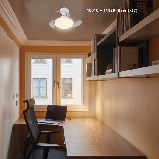 Ventilador NINO con luz LED encendida y palas abiertas en un salón moderno